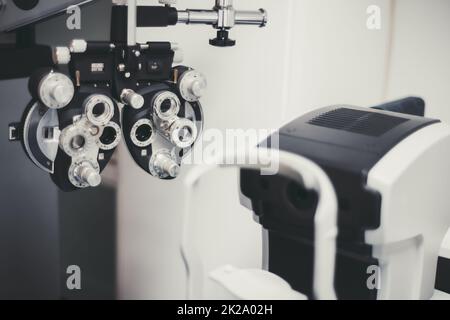 Nahaufnahme eines Phoropters, eines ophthalmischen Testgeräts für die Sehkontrolle, selektiver Fokus auf den Teil des Geräts mit Skalen und Ziffern in einem Stockfoto