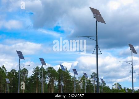 Sonnenkollektoren an Laternenpfosten. Erneuerbare Energiequellen auf dem Land. Stockfoto