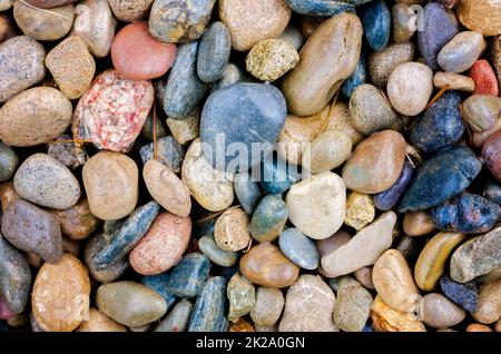 Glatte Flussfelsen werden in der Landschaftsgestaltung verwendet, 5. Mai 2017, in Mobile, Alabama. Flussfelsen helfen dem Boden, Wasser aufzunehmen, Abfluss zu verhindern und Erosion zu verhindern. Stockfoto