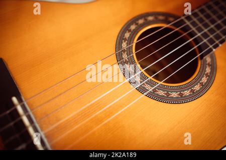 Klassische Holzgitarre mit Kunststoffschnüren Stockfoto