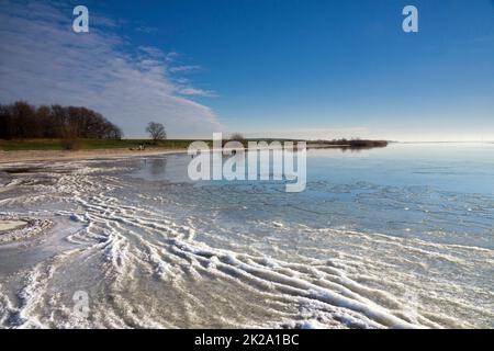 Blick über den gefrorenen See IJsselmeer Stockfoto