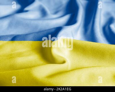 Nahaufnahme der Ukraine-Flagge auf einem gekräuselten Mesh-Material Stockfoto