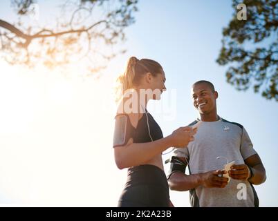 Buddy up für das Beste. Aufnahme eines jungen, frauen Paares, das im Freien zusammen arbeitet. Stockfoto