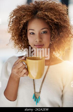 Kaffee bringt den Tag in Bewegung. Porträt einer jungen Frau, die eine Tasse Kaffee trinkt. Stockfoto