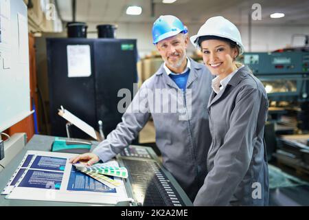 Porträt eines Menschen, der in einer Druck-, Verpackungs- und Vertriebsfabrik arbeitet. Die in diesem Bild dargestellten kommerziellen Konstruktionen stellen eine Simulation eines realen Produkts dar und wurden von unserem Team aus Retuschieren und Design Specia ausreichend verändert Stockfoto