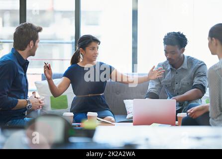 Erweiterung ist wichtig. Aufnahme einer Gruppe von Büromitarbeitern, die sich in einem Besprechungsraum unterhalten. Stockfoto