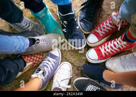 Drücken Sie Ihre Individualität aus. Eine hochstehende Ansicht einer Gruppe von Menschen, die Turnschuhe tragen und im Kreis stehen. Stockfoto