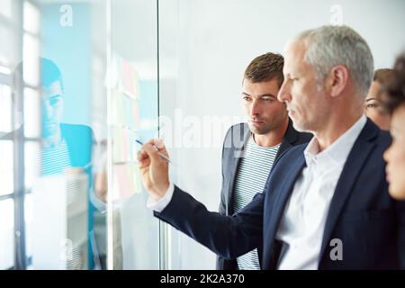 Sie haben sich an diesem Projekt gleichberechtigt beteiligt. Aufnahme einer Gruppe von Kollegen, die bei der Arbeit eine Brainstorming-Sitzung abhalten. Stockfoto