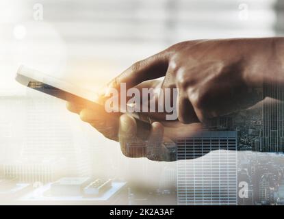 Wenn deine Finger genau wissen, was sie sagen sollen. Mehrfachaufnahme eines nicht erkennbaren Mannes, der ein Mobiltelefon über einem Stadtbild auflegte. Stockfoto