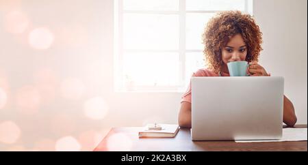 Wir lassen uns von Technologie inspirieren und motivieren. Zugeschnittene Aufnahme einer jungen Designerin, die Kaffee trinkt, während sie an ihrem Laptop vor einem digital verbesserten Hintergrund arbeitet. Stockfoto