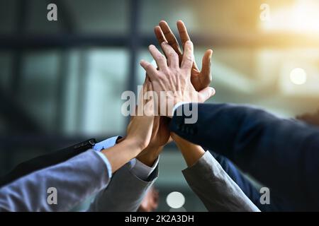 Machen Sie aus gutem Geschäft mit Teamarbeit ein großartiges Geschäft. Ausgeschnittene Aufnahme einer Gruppe von Geschäftsleuten, die sich solidarisch in die Hände schlossen. Stockfoto