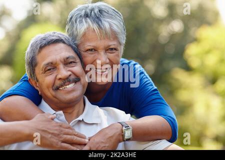 So sieht echte Liebe aus. Aufnahme eines liebevollen älteren Ehepaares, das die gemeinsame Zeit im Freien genießt. Stockfoto