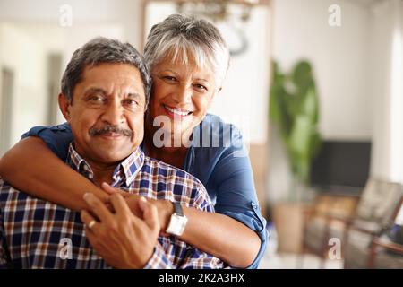 Unsere Liebe füreinander wird nie alt werden. Aufnahme eines liebevollen älteren Paares, das die Zeit zu Hause genießt. Stockfoto