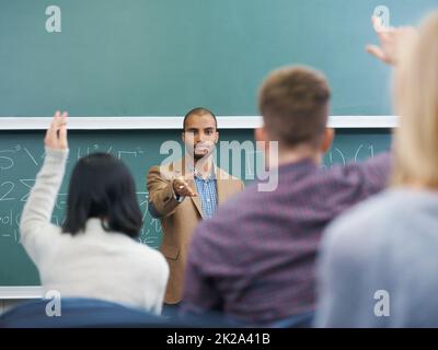 HES widmet sich seinen Studenten. Ausgeschnittene Aufnahme eines Dozenten, der sich an seine Studenten wendet. Stockfoto