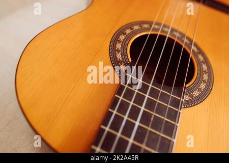 Klassische Holzgitarre mit Kunststoffschnüren Stockfoto