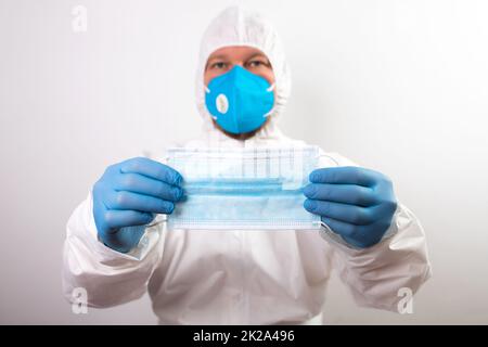 Nahaufnahme von Arzt Hand halten chirurgische Gesichtsmaske Stockfoto