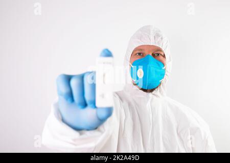 Arzt mit Labor-COVID-19-Testkit zur Diagnose einer Coronavirus-Infektion. Stockfoto