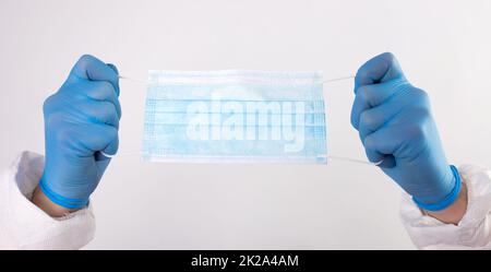 Nahaufnahme von Arzt Hand halten chirurgische Gesichtsmaske Stockfoto