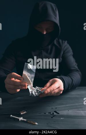 Drogenabhängiger oder Drogendealer bereitet Heroin zu. Stockfoto