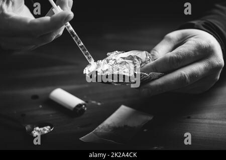 Drogenabhängiger oder Drogendealer bereitet Heroin zu. Stockfoto