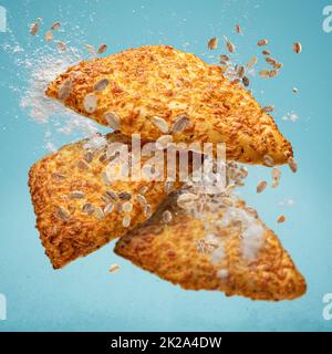 Frisch gebackene Dreiecke mit Käse Stockfoto