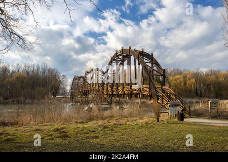 Holzbrücke im Naturschutzgebiet Balaton-Felvideki, Kis-Balaton, Transdanubien, Ungarn Stockfoto