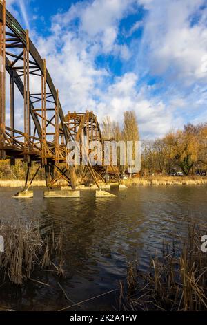 Holzbrücke im Naturschutzgebiet Balaton-Felvideki, Kis-Balaton, Transdanubien, Ungarn Stockfoto