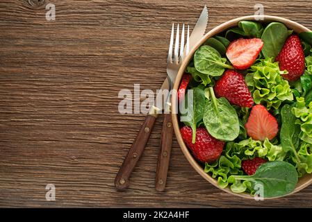 Salat mit Erdbeeren Stockfoto