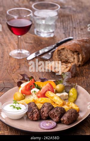 Cevapcici auf einem Teller Stockfoto