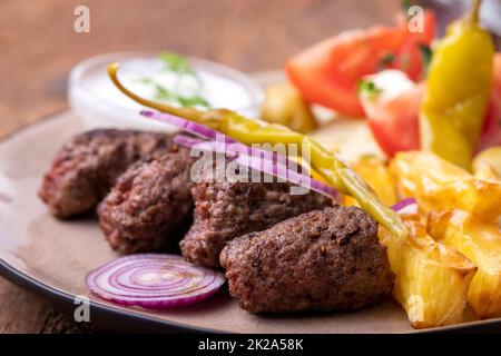 Cevapcici auf einem Teller Stockfoto