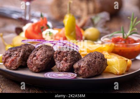 Cevapcici auf einem Teller Stockfoto