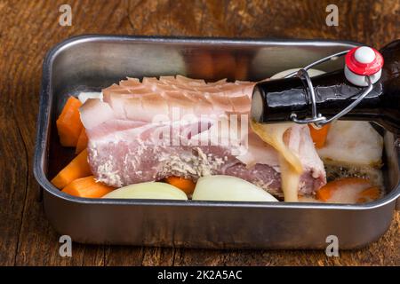 Schneiden Sie die rohe Schweineschulter Stockfoto