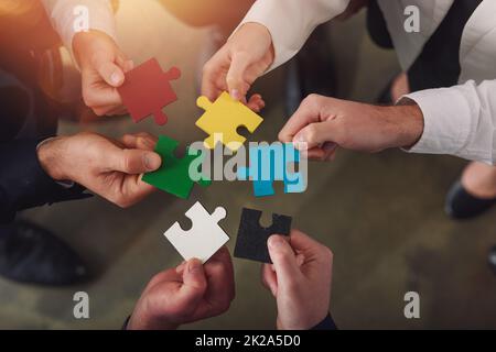 Teamarbeit von Partnern verbindet Puzzleteile als Integration und Startup Stockfoto