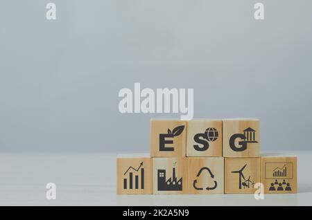 Holzwürfel mit ESL Environmental Social Governance Symbol auf Hintergrund und Kopierraum.Geschäftskonzepte. Stockfoto