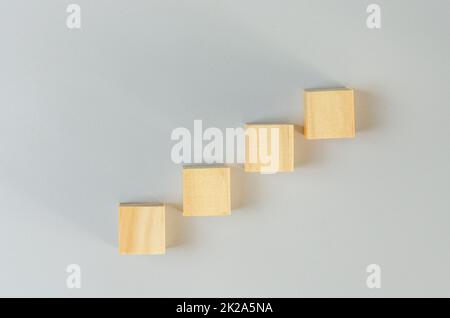 Leere Holzwürfel für Symbole oder Symbole auf grauem Hintergrund. Stockfoto