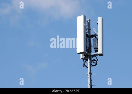 Blick auf den Kommunikationsturm gegen blaue skyã€ Stockfoto