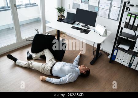 Ohnmachtsunfall Im Büro. Vom Stuhl Fallen Stockfoto