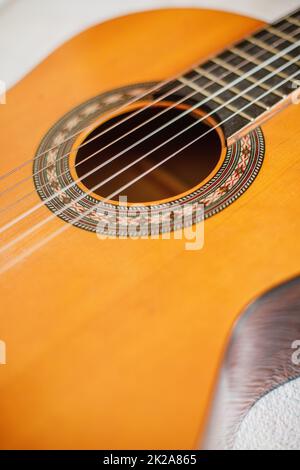 Klassische Holzgitarre mit Kunststoffschnüren Stockfoto