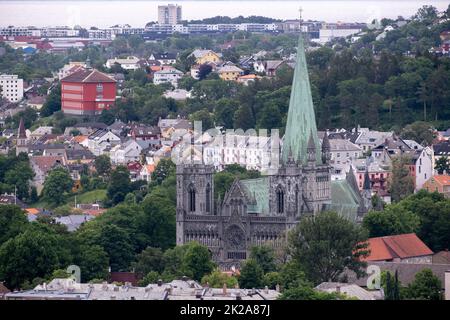 Trondheim, Norwegen - 04. Juli 2022: Wunderschöne Landschaften in Norwegen. Trondelag. Wunderschöne Landschaft von Trondheim Stadt und Umgebung. Kathedrale. Sommer Stockfoto