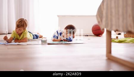 Lassen Sie ihre Vorstellungen frei. Aufnahme von zwei Jungen, die zu Hause Bilder malen. Stockfoto