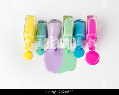 Treffen Sie Ihre Wahl. Isolierter Schuss von mehreren Farben von Nagellack. Stockfoto