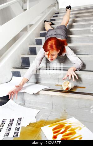 Nein, nicht meine Unterlagen. Eine junge Geschäftsfrau, die auf die Treppe fällt und Kaffee über ihre Dokumente verschüttet. Stockfoto