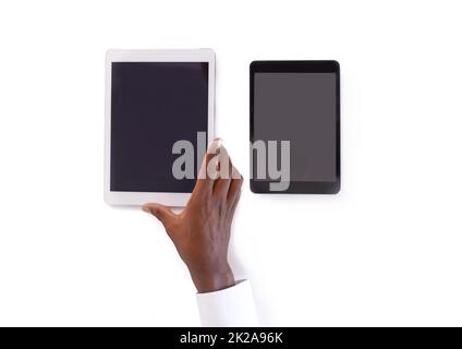 Werkzeuge des Handels. Ausgeschnittene Aufnahme einer Hand, die ein digitales Tablet hält. Stockfoto