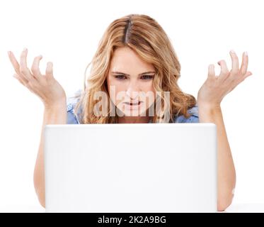 Wie soll ich darauf antworten? Kurzer Schuss einer frustrierten jungen Frau, die ihren Laptop benutzt. Stockfoto