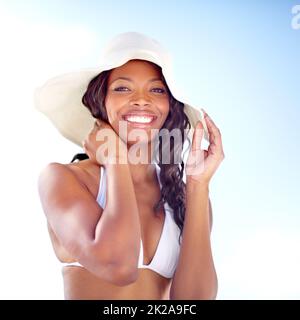 Sonnen Sie sich im Sommerglühen. Eine schöne junge afrikanische Frau, die die Sommersonne genießt. Stockfoto