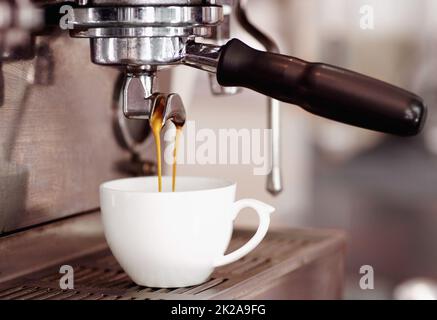 Können Sie das Aroma riechen. Schuss frisch gebrühten Kaffees, der in eine Tasse tropft. Stockfoto
