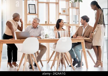 Geschäftsleute, Diversität und globale Meetings mit einem Laptop im kreativen Büro mit schwarzen Frauen oder Männern. Lächeln, glücklich oder digitales Marketing Teamwork in Stockfoto