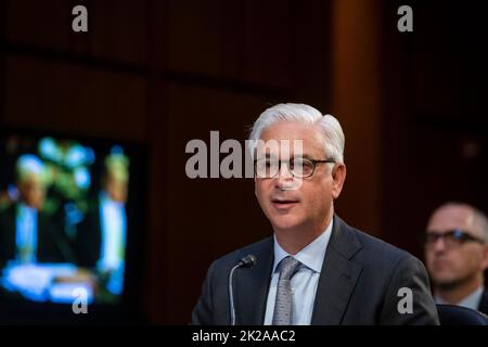 Washington, Vereinigte Staaten Von Amerika. 22. September 2022. Charles scharf, Präsident und CEO von Wells Fargo & Company, beantwortet Fragen während einer Anhörung des Senatsausschusses für Banken, Wohnungsbau und Stadtangelegenheiten, bei der die größten Banken des Landes im Hart Senate Office Building in Washington, DC, am Donnerstag, den 22. September 2022 untersucht wurden. Quelle: Rod Lampey/CNP/Sipa USA Quelle: SIPA USA/Alamy Live News Stockfoto