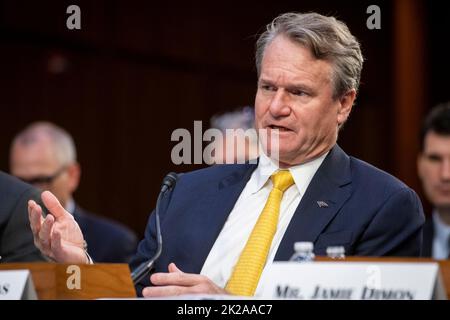 Washington, Vereinigte Staaten Von Amerika. 22. September 2022. Brian Moynihan, Chairman und CEO der Bank of America, beantwortet Fragen während einer Anhörung des Senatsausschusses für Banken, Wohnungsbau und Stadtangelegenheiten, bei der die größten Banken des Landes im Hart Senate Office Building in Washington, DC, am Donnerstag, den 22. September 2022 untersucht wurden. Quelle: Rod Lampey/CNP/Sipa USA Quelle: SIPA USA/Alamy Live News Stockfoto