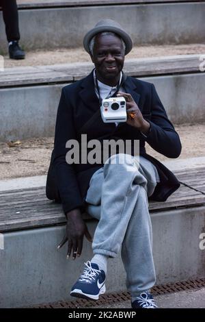 London, Großbritannien. 22. September 2022. Ein alter Mann mit einer Polaroid-Filmkamera beobachtete Dystopia bis Utopia: Neuerstellung unserer Zukunft in der Parcour von Queen Elizabeth, Queen Elizabeth Olympic Park. Stockfoto